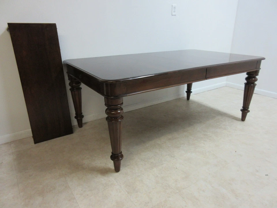 Mesa de comedor de banquete de cerezas Pennsylvania House Cortland Manor Foto 3 de 4