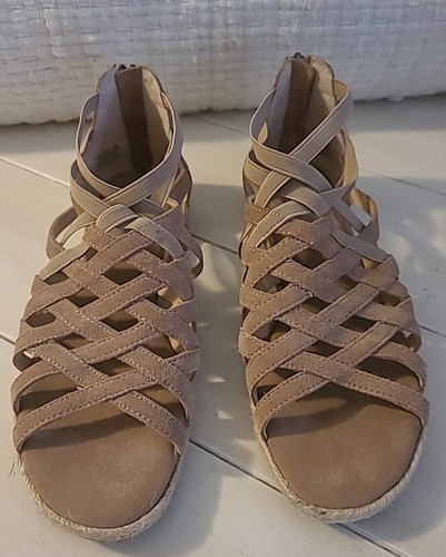Adam Tucker by Me Too hellbraune Cason Damen-Ledersandalen mit Reißverschluss hinten Größe US 8M