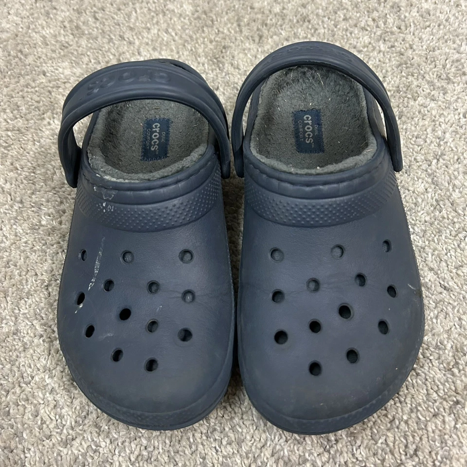 Zuecos Crocs forrados difusos azul marino talla J2 junior zapatos cómodos sin cordones Foto 2 de 4