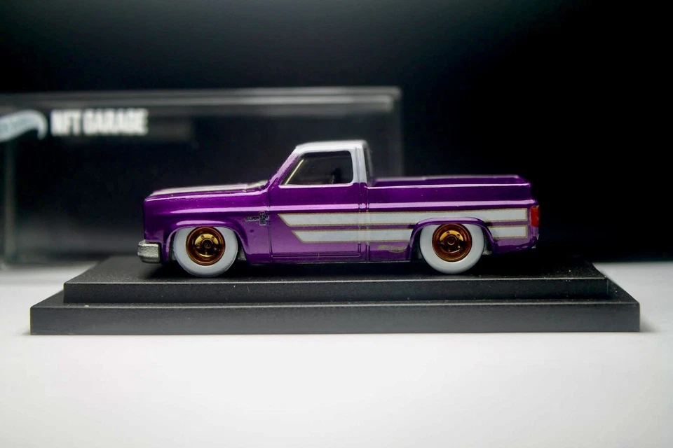 Hot Wheels '83 Silverado Pickup Candy Viola Personalizzato con Vetrina - Immagine 3 di 4