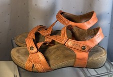 Taos Trulie Size 9/40 Coral Wedge Women's Leather Sandals