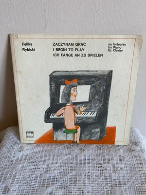 I begin to play, a book of sheet music, puano for children in three languages