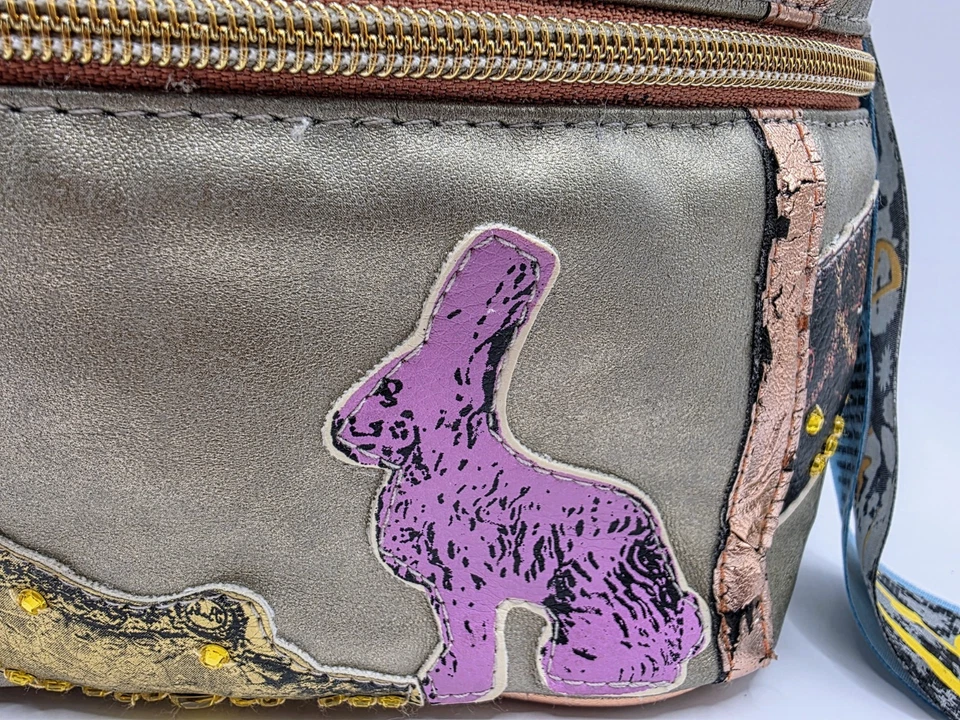 Bolso de Maquillaje Andy Warhol Dorado Glamour "Para Calzar o No Para Calzar" Loop NYC Foto 3 de 4