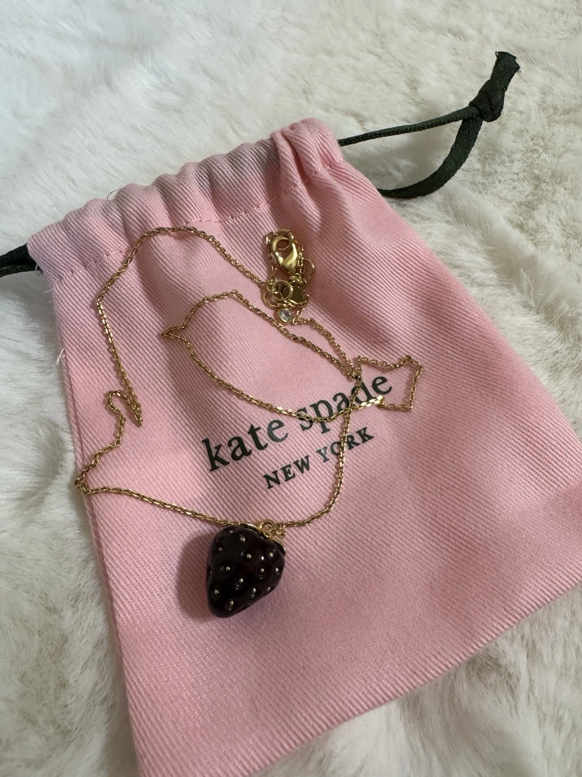 Collana mini ciondolo fragola fruttata KATE SPADE picnic perfetta tutti