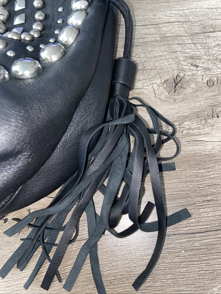 Urban Outfitters Cuero Negro con Tachuelas Plateadas Bolso Cubo Cordón Flecos Cartera Foto 4 de 4