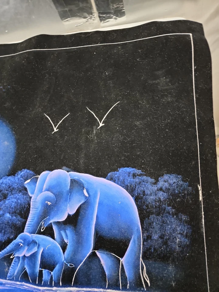 Arte de pared de terciopelo negro impreso a mano para decoración del hogar Elephant Family 24 x 18 Foto 4 de 4