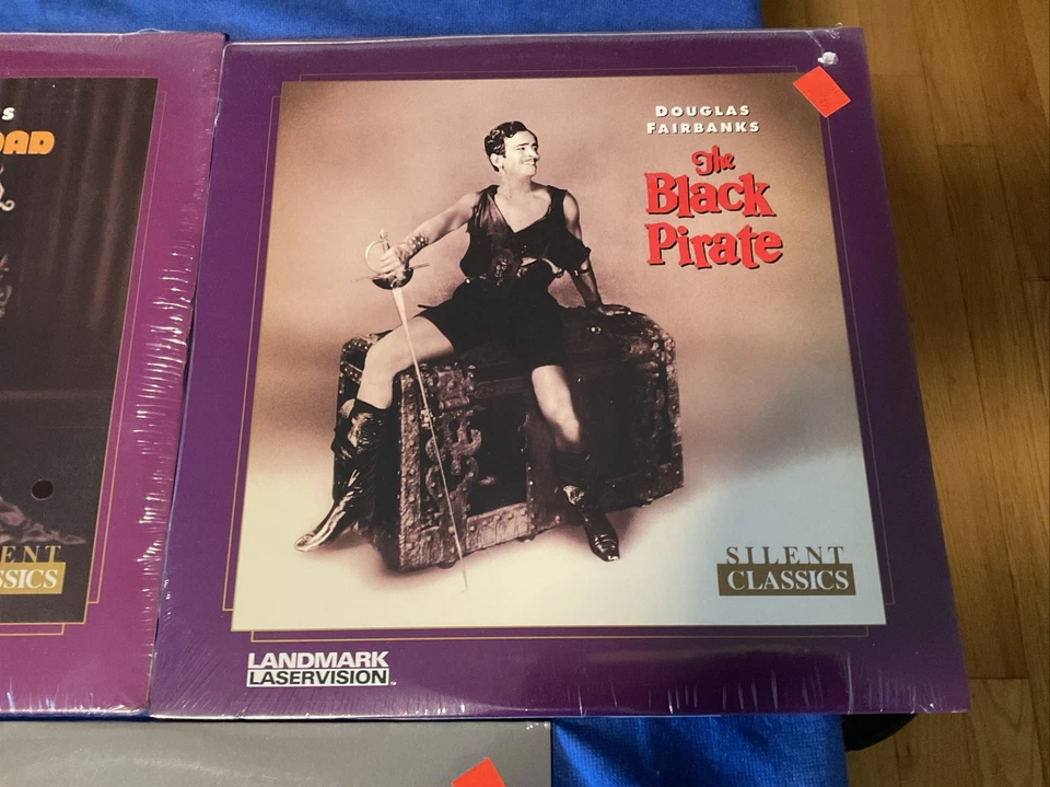 LaserDisc - The Iron Mask, The Mark Of Zorro, The Black Pirates, ++ 6 Discs - Image 3 of 4