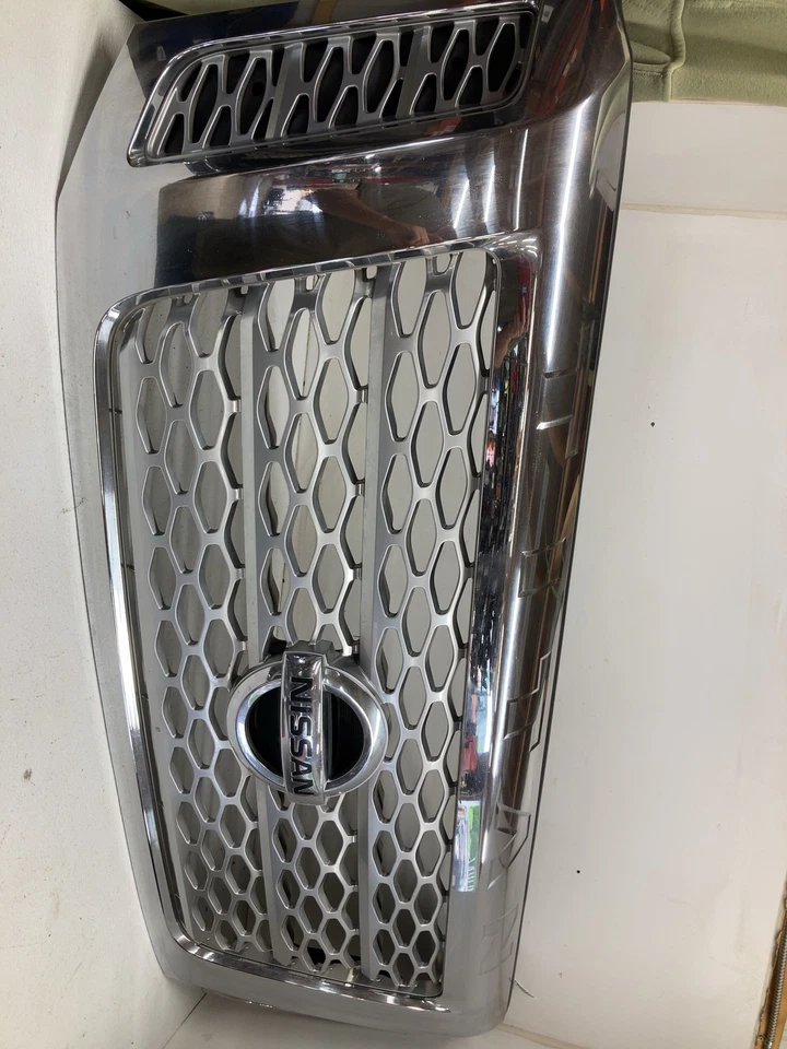16 NISSAN TITAN XD Grille Upper Sl - Изображение 2 из 3