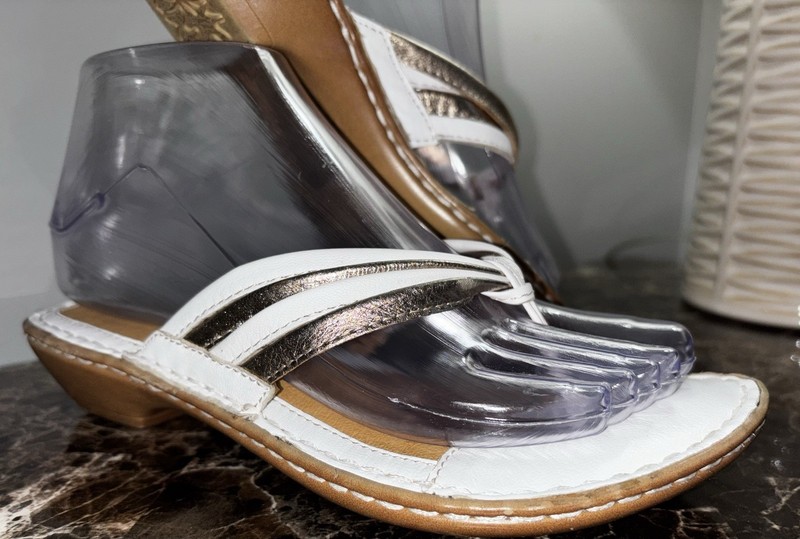 Woman’s White Leather Flip Flop Sandals By BORNE SIZE 6 Block Heel 1” Comfort