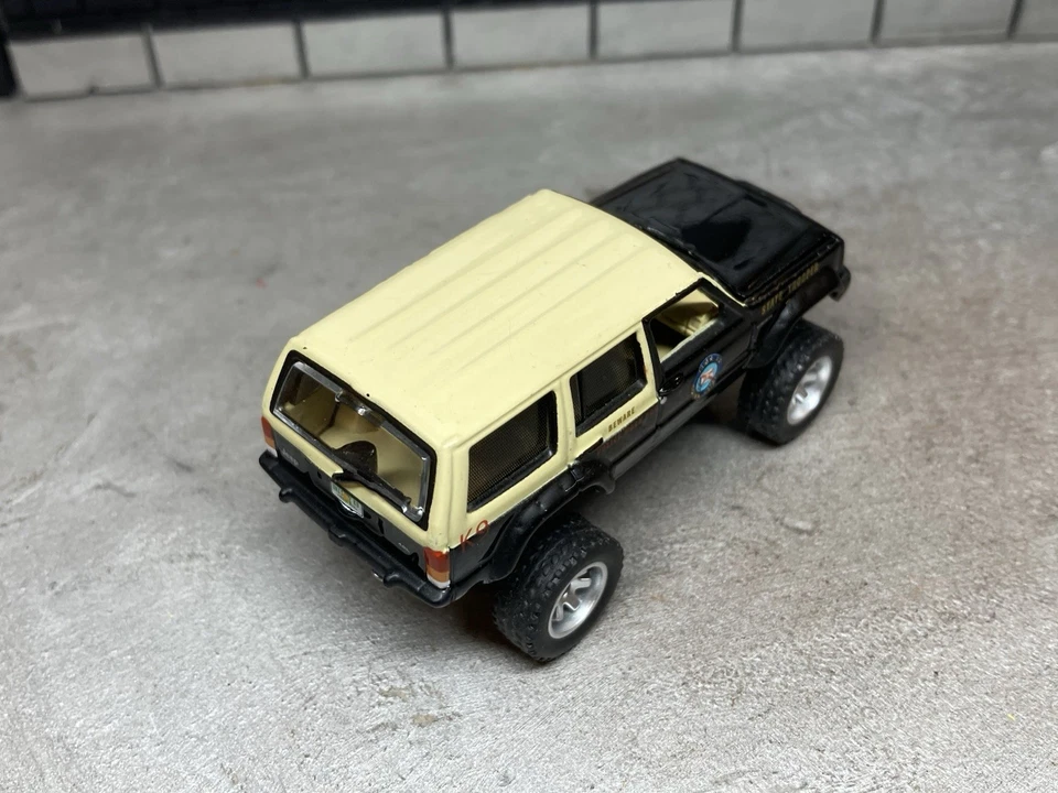 Jeep Cherokee XJ Lifted 4x4 Truck 1/64 Diecast Custom Florida State Police K9 - Image 4 of 4