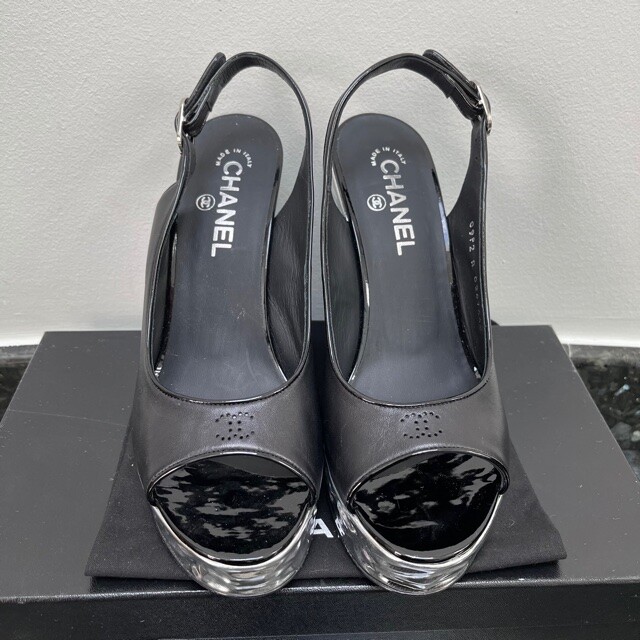 CHANEL BLACK SMOOTH LEATHER SILVER WEDGE PEEP TOE SLING BACK SANDALS SZ 39 NIB