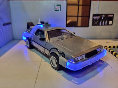 Delorean Back to the Future 2 II DMC 1:24 detailliertes Jada Modell funktionierende Lichter