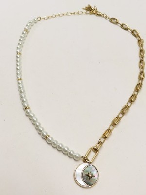 Vera Wang Necklace MOP Pendant Simulated Pearls Gold Tone Chain Vintage D5731