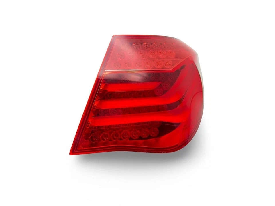 Luz trasera lateral derecha BMW 750i 2009-2012 montada en cuarto de cuarto Foto 3 de 4