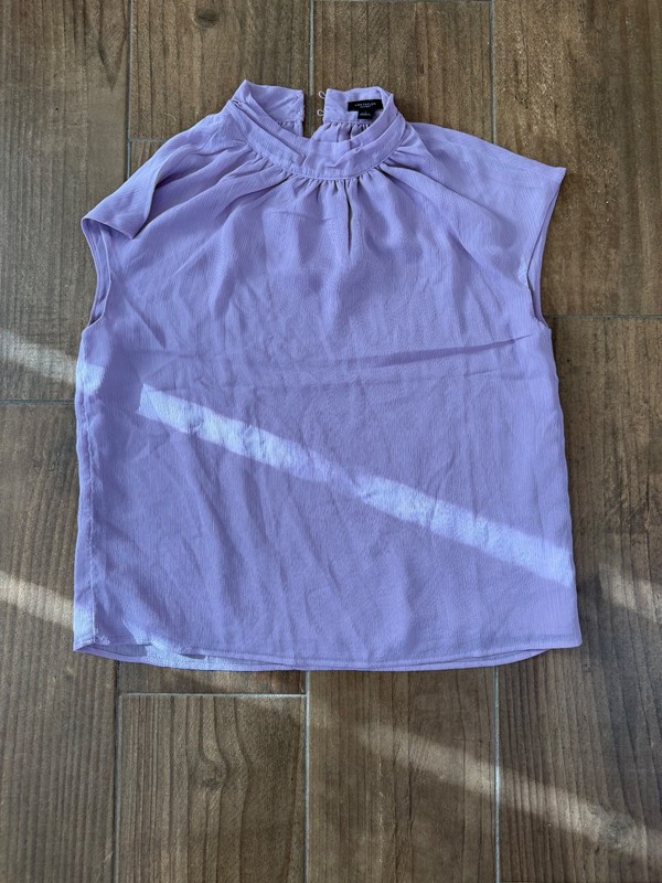 ann taylor factory blouse in size medium! Beautiful Lavender 