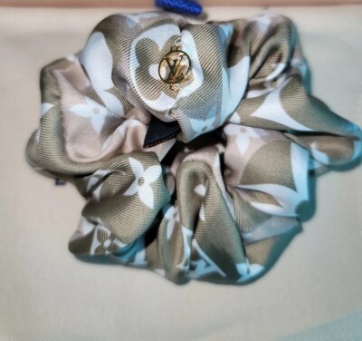 LOUIS VUITTON SCRUNCHIE HAIR ACCESSORY HAIR RIBBON GREEN BEIGE SILK MONOGRAM $_12.JPG?set_id=880000500F main image 3