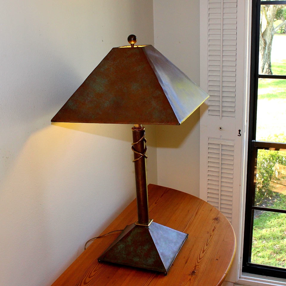 Maitland-Smith Neoclassical 30英寸台灯带铜灯罩 — 第 2/4 张图片