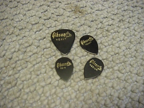 4  VINTAGE Gibson GUITAR PICKS  Black new old stock Case Candy