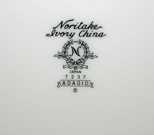 Taza y platillo con patas Noritake ADAGIO 3 1/8" (H) - Imagen 3 de 4