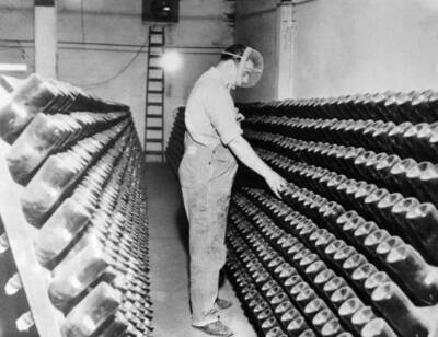 The guard a Californian cellar where bottles wine champagne we- 1932 Old Photo