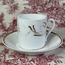 Tasse et soucoupe en porcelaine blanche filets or, style Empire, XIXᵉ siècle