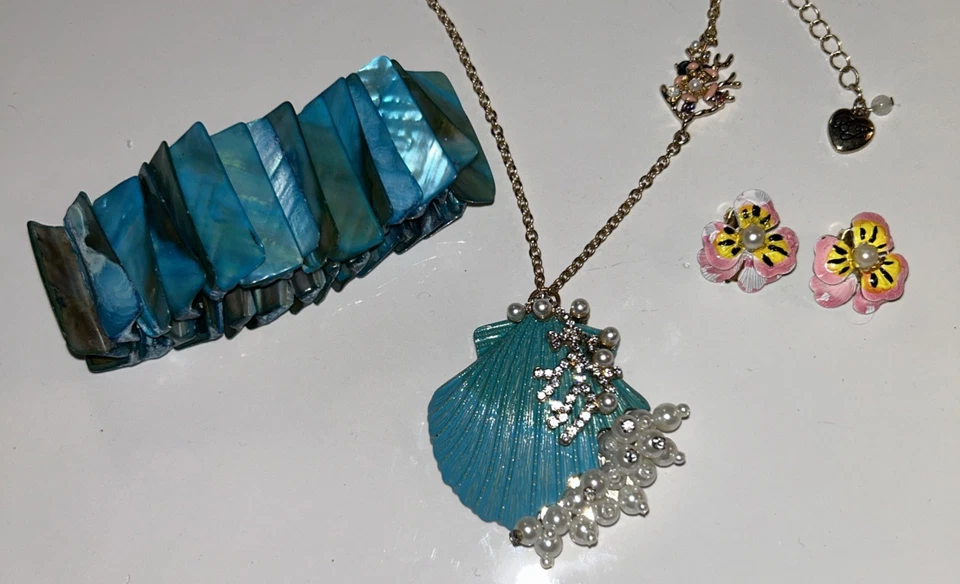 Betsey Johnson Mermaid Jewelry Set Shell Necklace Bracelet Earrings Coastal Glam - Image 2 of 4