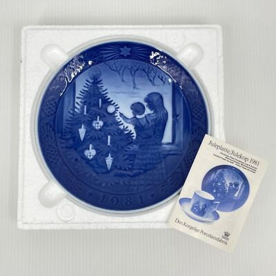 Vintage Royal Copenhagen 1981 Admiring The Christmas Tree Decorative Plate 7''