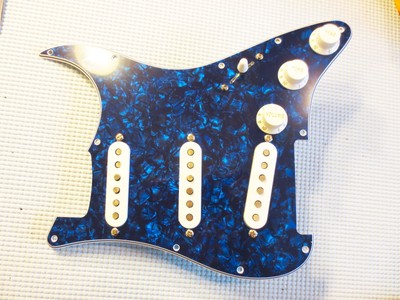Lindy Fralin Loaded Prewired Strat Pickguard Real 54/'s Aged White on Mint Green