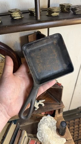 Vintage Cast iron Griswold SQUARE EGG SKILLET Pan No 129. 4.5 Inch Diameter
