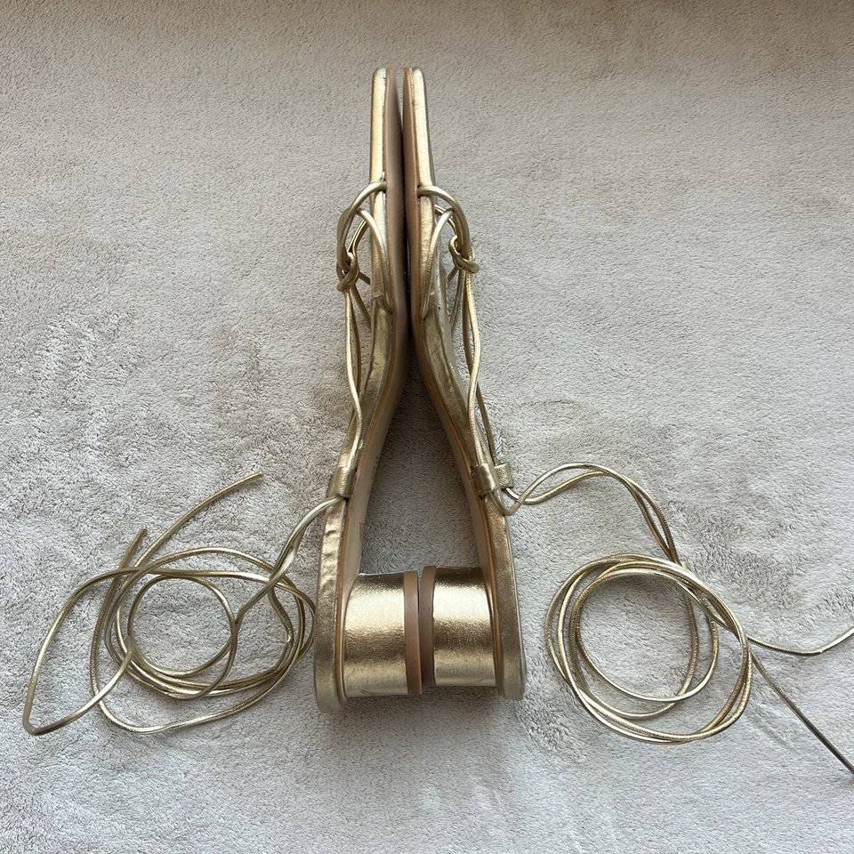 Sandália feminina Zara metálica dourada salto baixo tiras UE 38 EUA 7,5 resort casual - Imagem 4 de 4