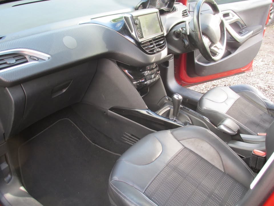 2015 Peugeot 2008, photograph 11