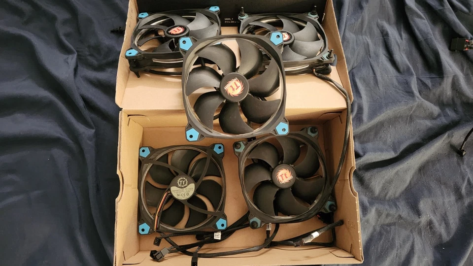 5x Ventiladores Thermaltake 140mm LED Azul con 2x Conectores PSU Foto 2 de 3