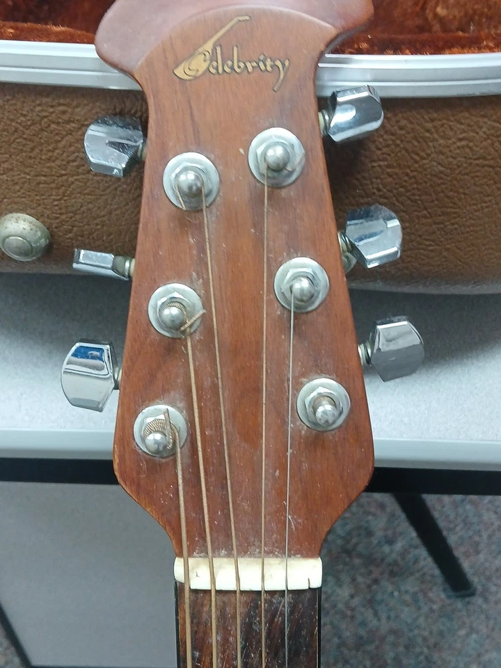 Винтажная акустическая гитара Ovation знаменитости с жестким чехлом - Изображение 4 из 4