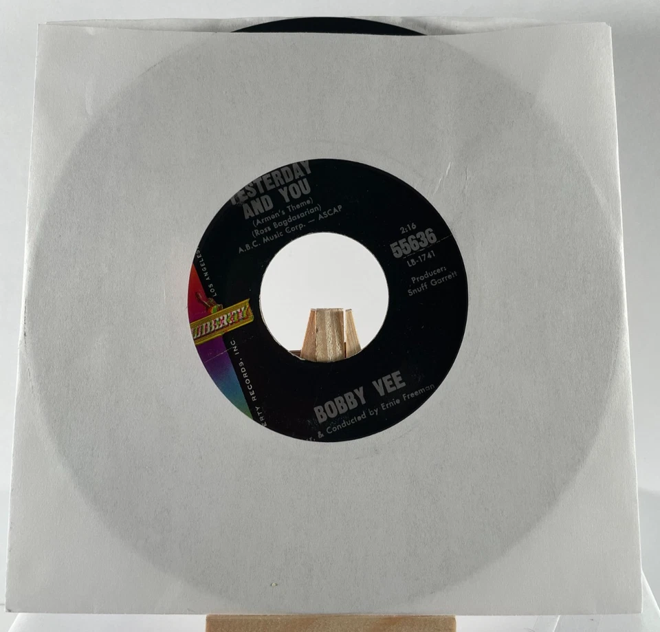 BOBBY VEE - YESTERDAY AND YOU / NEVER LOVE A ROBIN—VG+ - Image 3 of 4
