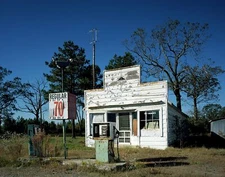 ABANDONED N. Carolina GAS STATION Photo  (204-O)