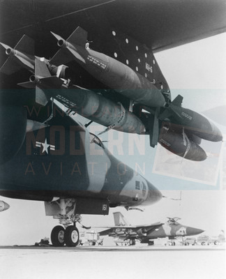 General Dynamics F-111A mit Bewaffnung - US Air Force - Original Foto 1970