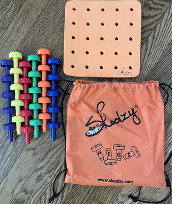 Skoolzy Pegs 30 piece Peg Building Set w/ Pegboard & Storage Bag, Plastic, 3+