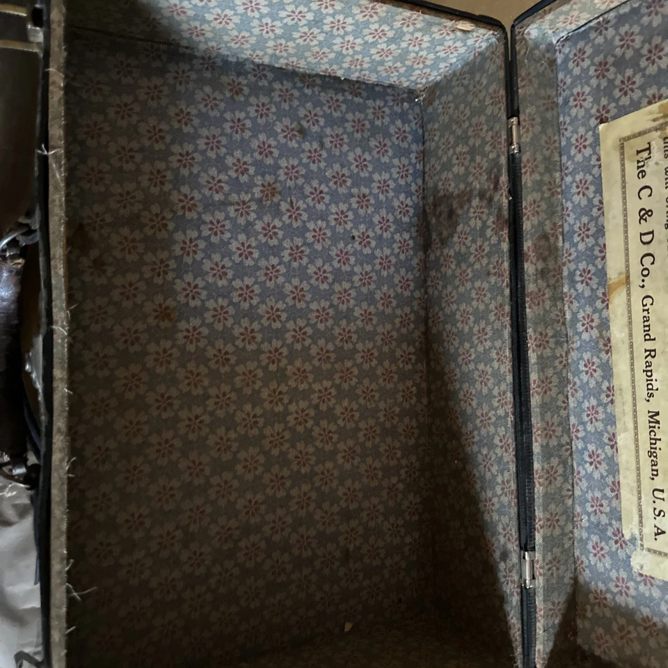 Baúl tamaño maleta de colección con bandas de metal azul y madera negra, 18”x12”x7” Foto 3 de 4