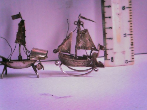 Two miniature silver Chinese boats. Approx' 5 cm h, weight together 21.45g. - Picture 13 of 13