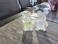 Pair of delightful heavy molded plastic figurines of  rabbits/bunnies 2.75"