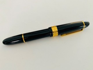 Großer SENATOR President Kolben Füller in Schwarz & Gold mit MEDIUM Stahl Feder