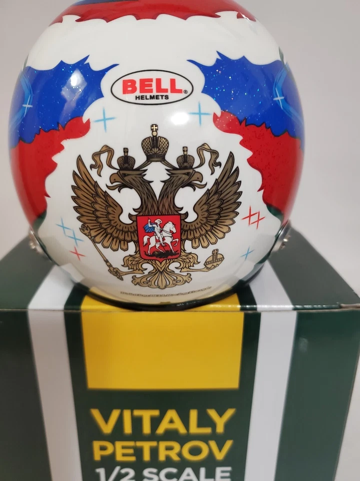 Casco Vitaly Petrov 2012 1/2 1:2 F1 Foto 2 de 4