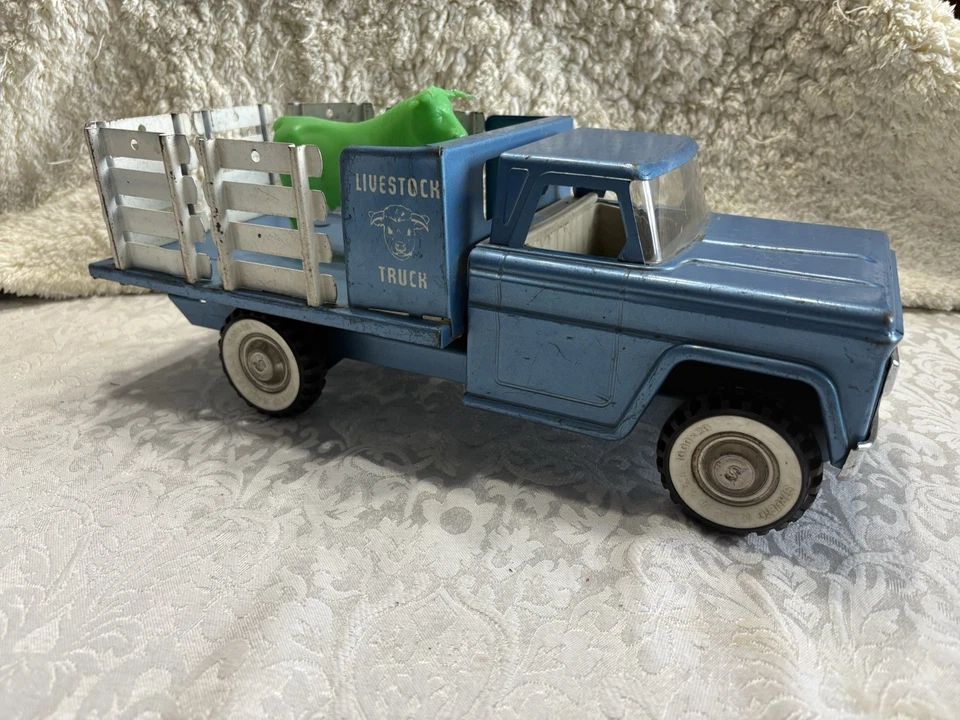 Structo Vintage Livestock Stake Bed Truck With 1 Bull - Image 3 of 4