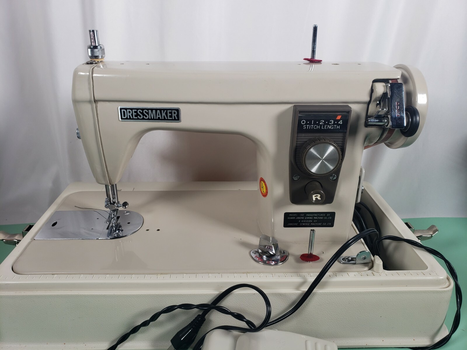 Vintage Janome Model 132 Dressmaker Heavy Duty Sewing Machine EUC WORKS