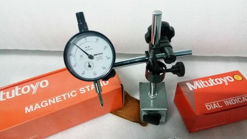 GENUINE MITUTOYO MAGNETIC BASE 7011 S -10 WITH  MITUTOYO DIAL INDICATOR 2046 A