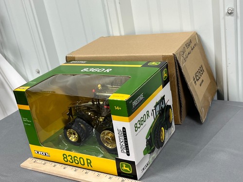 John Deere 8360R 1:32 GOLD Tractor Expo Award Tractor w/ Display Case Duals - Picture 3 of 12