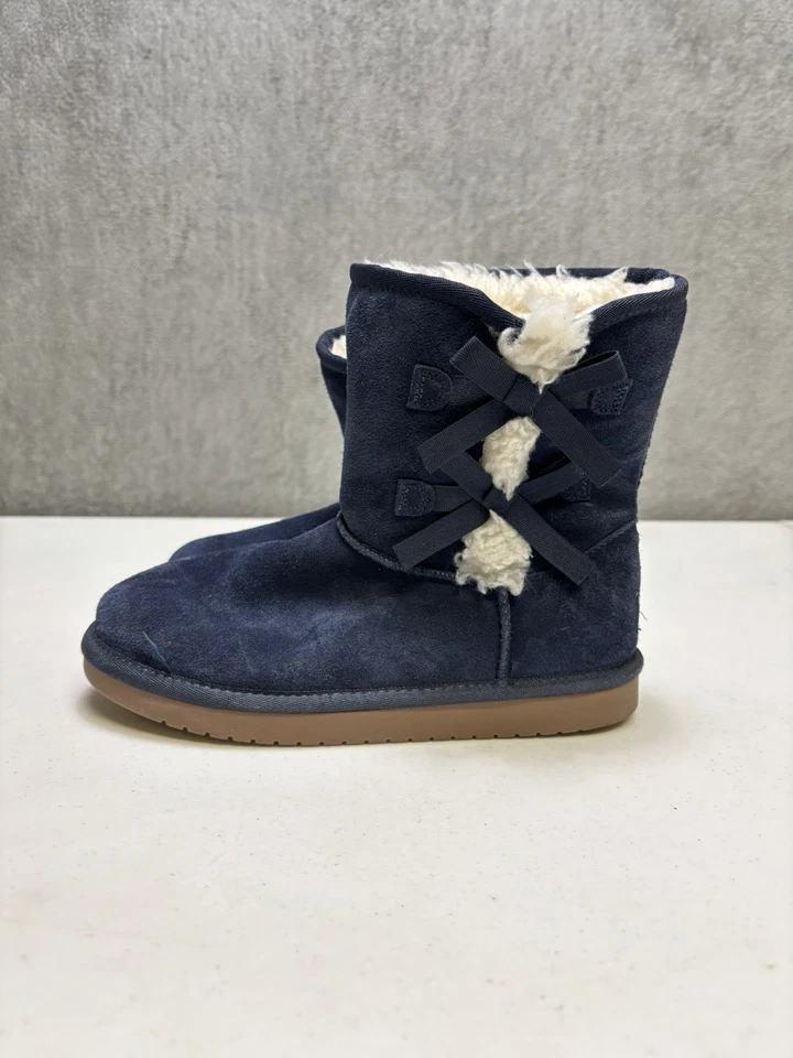 Botas azules de gamuza para niñas KOOLABURRA by UGG talla 4 cierre de lazo apretado Foto 2 de 4