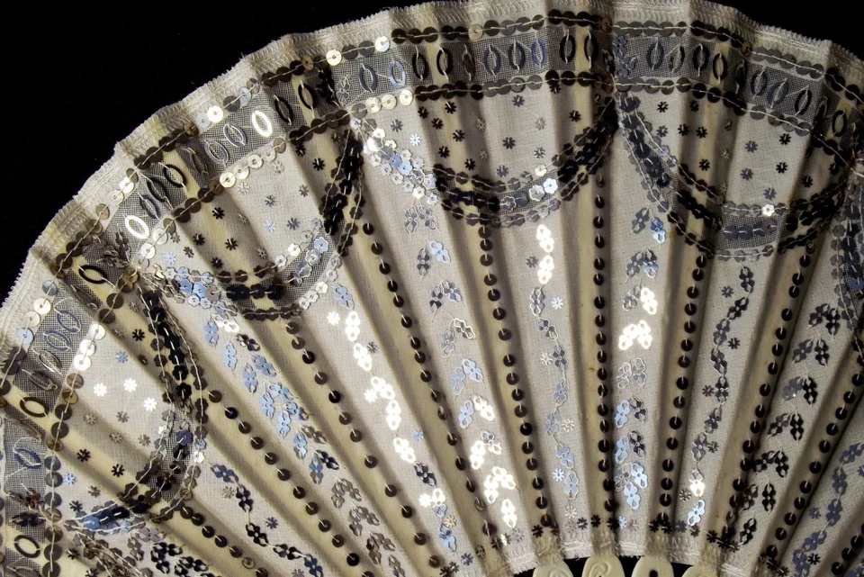 Antiguo abanico de mano raro forma globo lentejuelas hoja de seda Foto 2 de 4