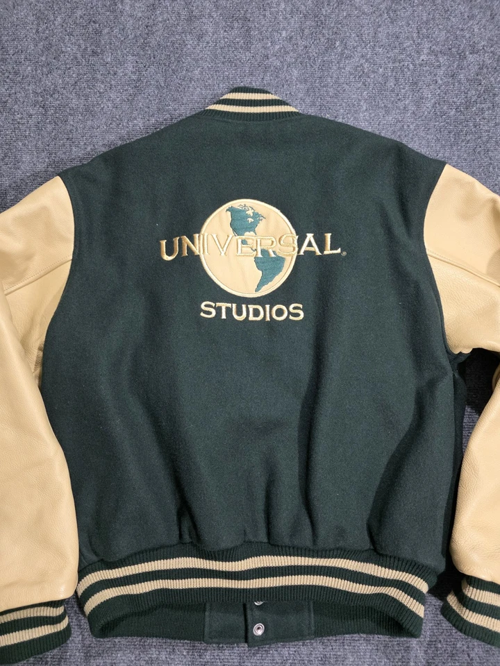 Chaqueta BOMBARDERA DE CUERO LANA VERDE UNIVERSITARIA UNIVERSAL PICTURES STUDIO MEDIANA DE COLECCIÓN Foto 2 de 4