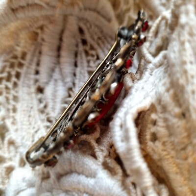 Broche Art Déco Tchécoslovaquie - Métal Et Pâte De Verre Strass Rouges - 63x47 Mm